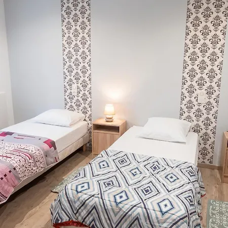 Maison Charmante A Avec Piscine Privee Holiday home *